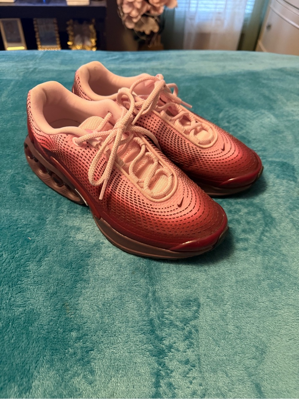 Nike Air Max Women’s Pink Ombre Lace-Up Athletic Sneakers